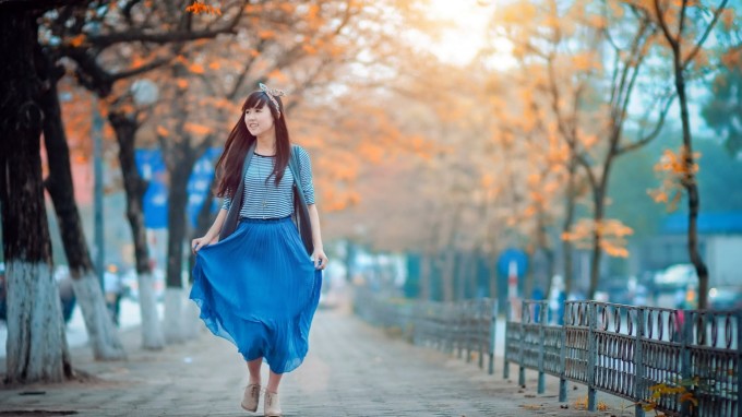 beautiful-asian-girl-walking-in-autumn-1366x768